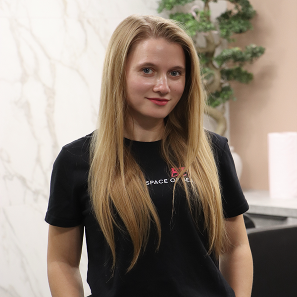 Ангеліна Дехніч, косметологиня салону Benj