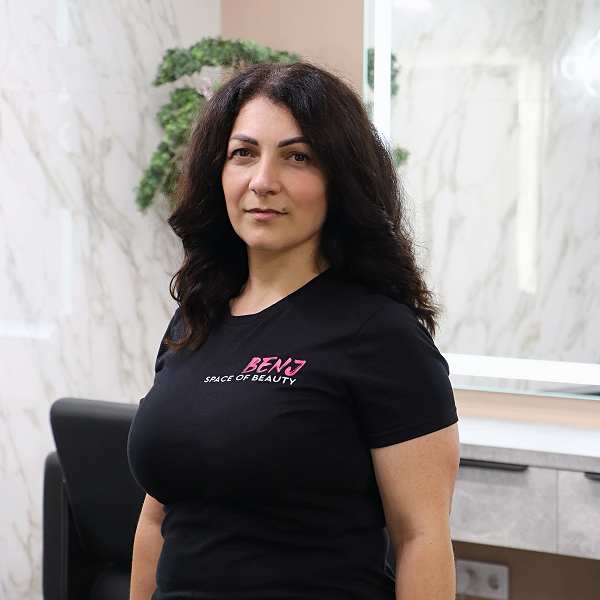 Арміне Караханян, майстриня брів і вій салону Benj